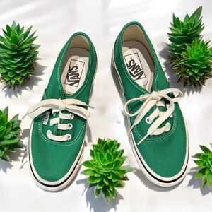 Women’s Vans Classic Green Sneaker Shoe Brand New! Size 7